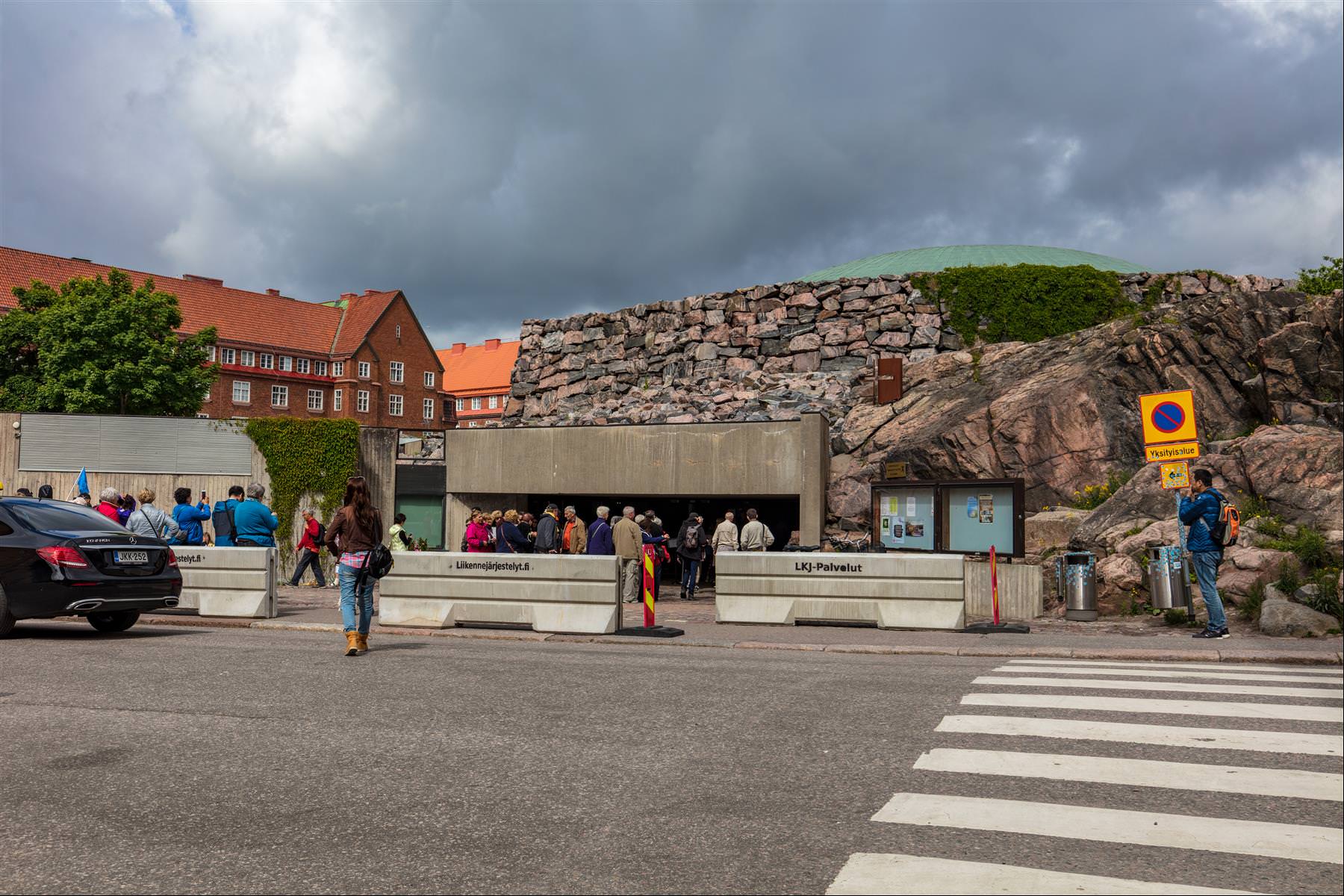[芬蘭/赫爾辛基] 岩石教堂 , 從地表岩石鑿洞建成，赫爾辛基三大教堂
