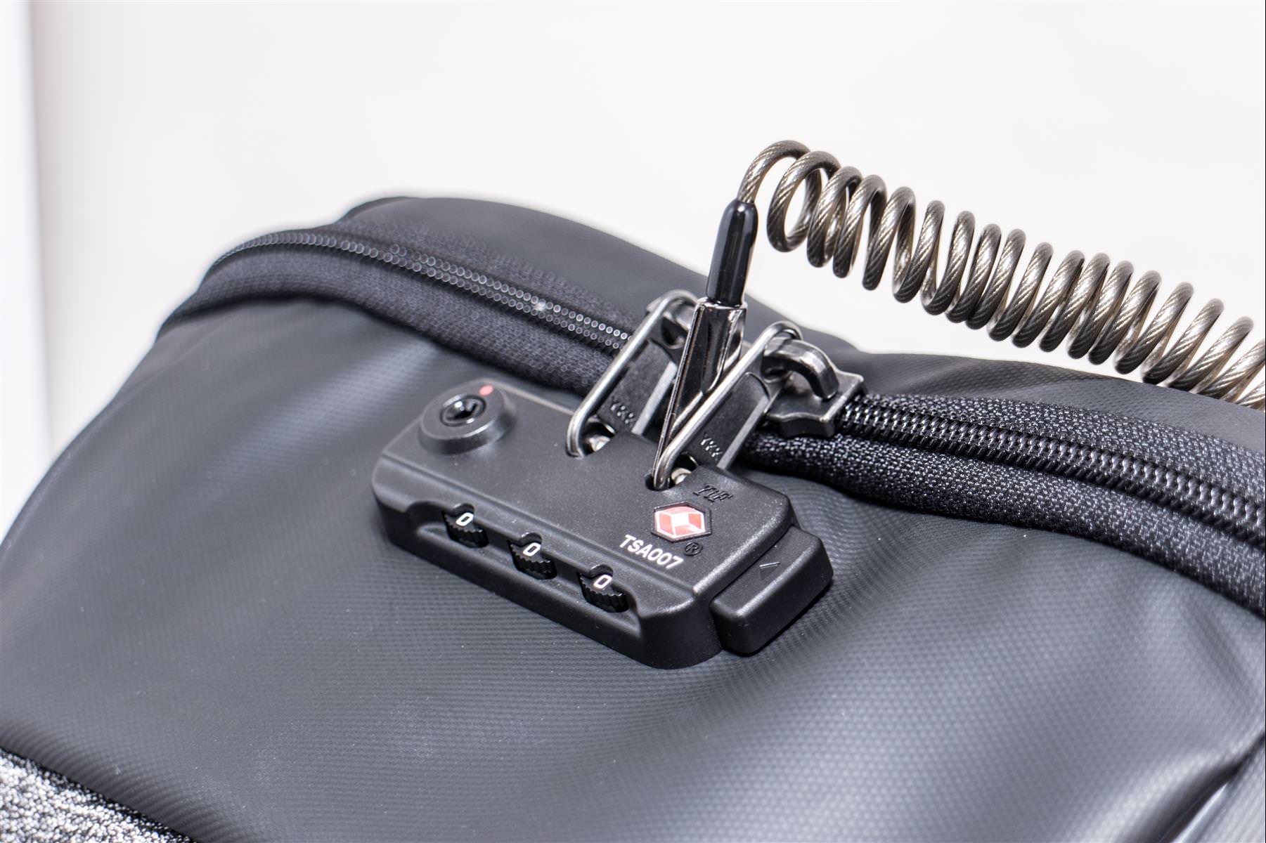 [3C 開箱] ClickPack Lite 終極防搶後背包 , 彈簧鋼纜索 + TSA 密碼鎖雙重防盜