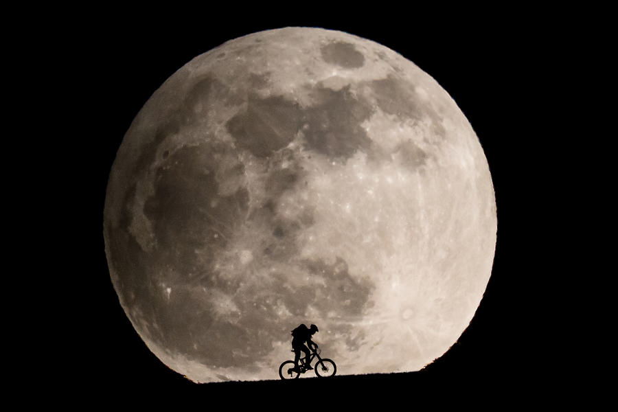 [攝影趣事85] 超大月亮怎麼拍 ?攝影師 Philipp Schmidli 使用 1600mm 鏡頭完成