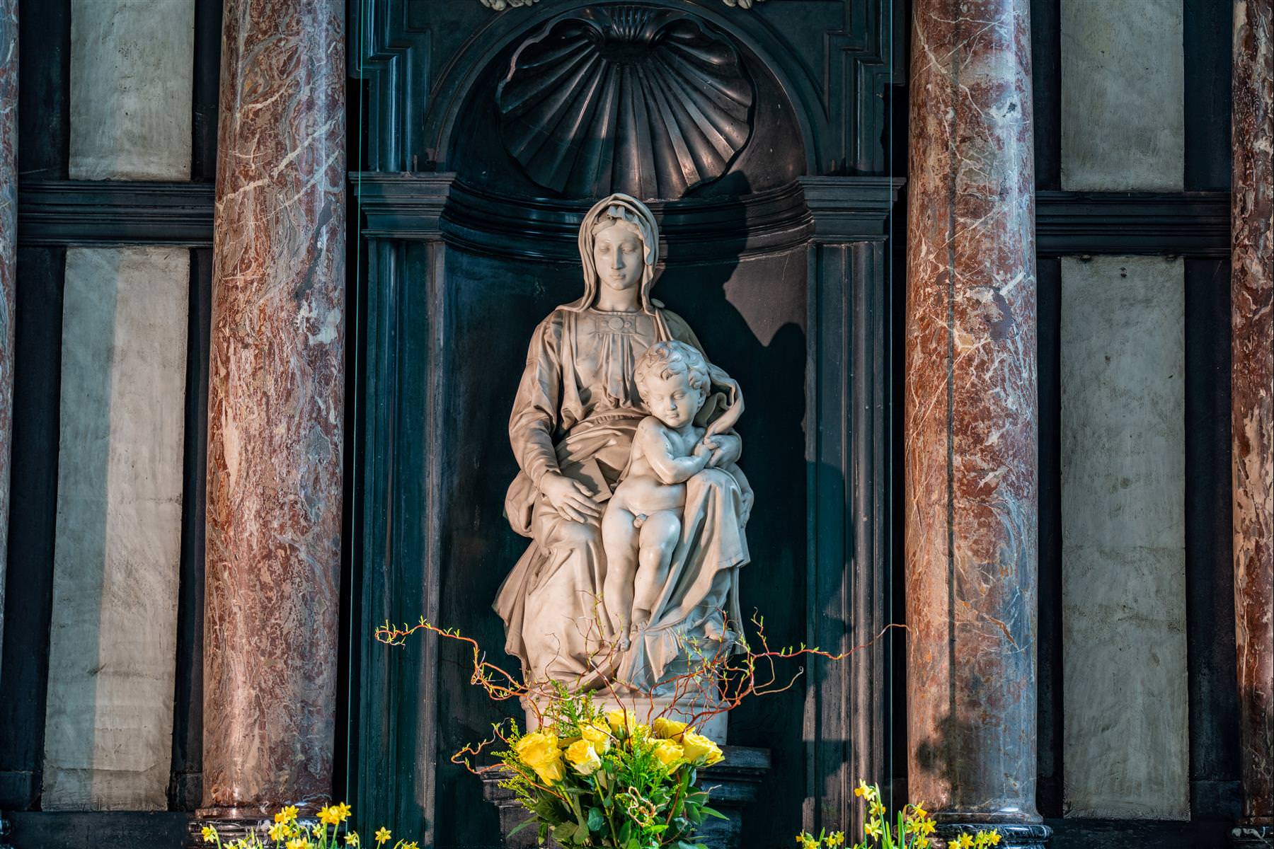 [比利時/布魯日] 布魯日聖母教堂 ，收藏米開朗基羅早期作品「聖子與聖母像」