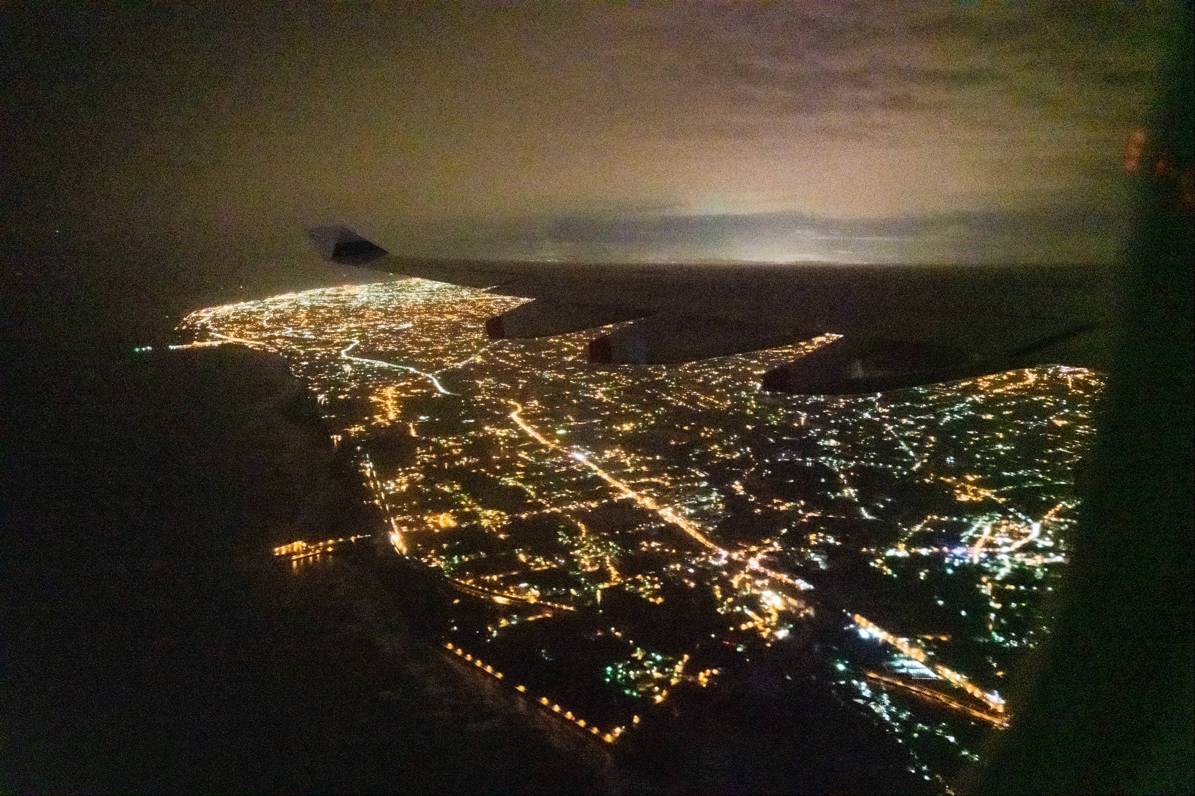 [用攝影94] 飛機上怎麼拍 ? 在飛機上，如何拍窗外風景? 飛機上拍攝夜景方法
