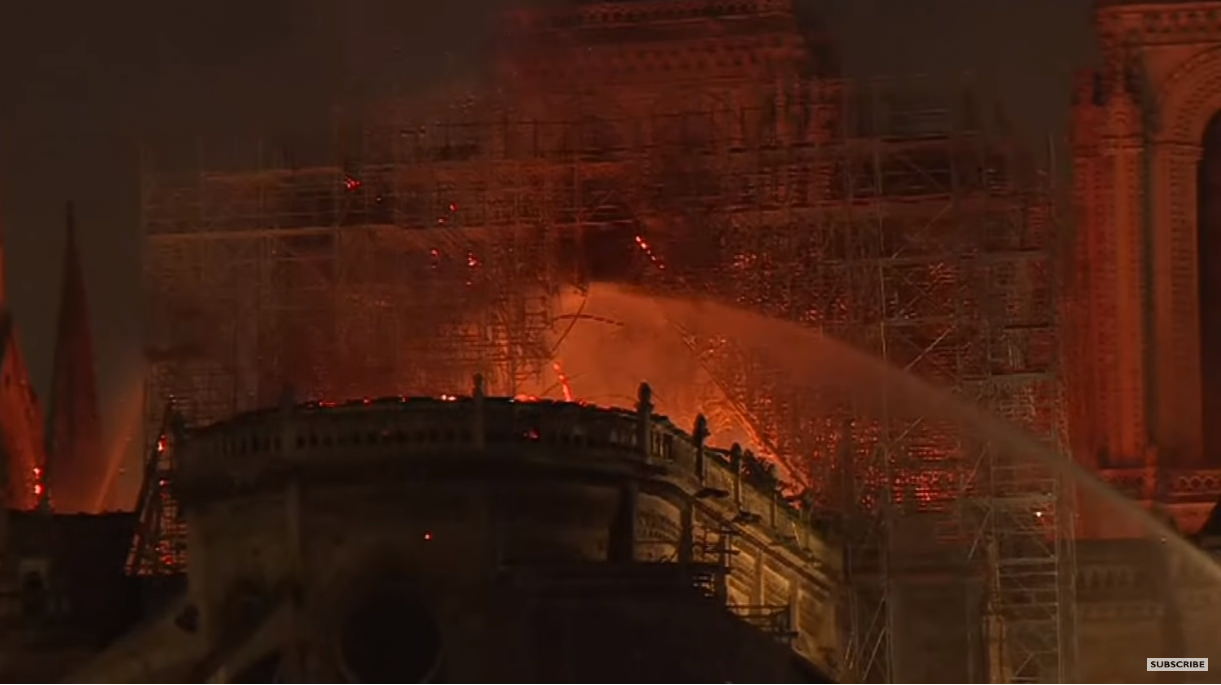 [旅行新聞] 失火了! 法國巴黎「聖母院大教堂」失火，屋頂大火，尖塔倒塌