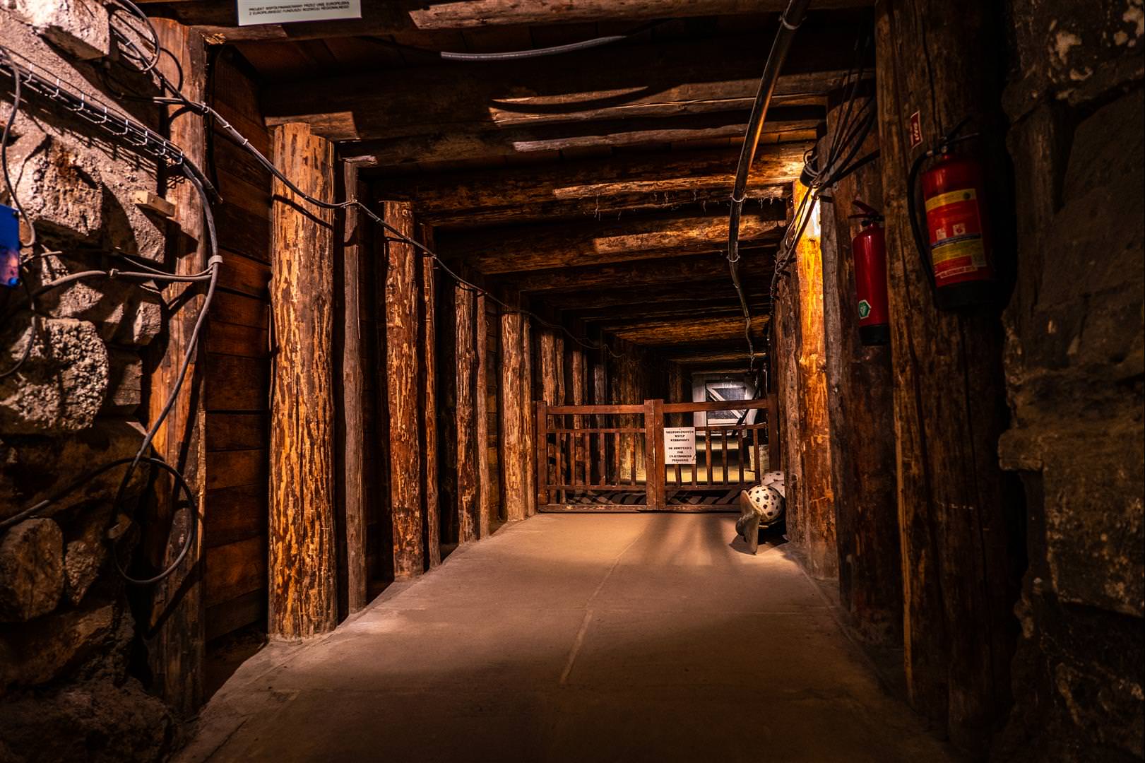 [波蘭/克拉科夫] 維利奇卡鹽礦 ，700 多年歷史文化遺產，深達 327 公尺，地底聖金加教堂