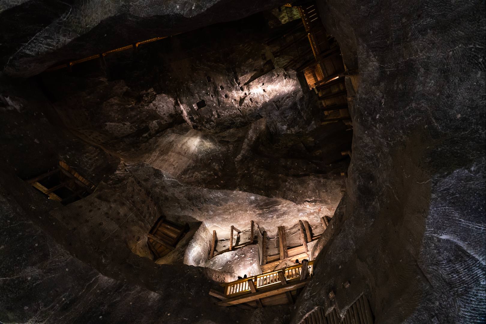 [波蘭/克拉科夫] 維利奇卡鹽礦 ，700 多年歷史文化遺產，深達 327 公尺，地底聖金加教堂