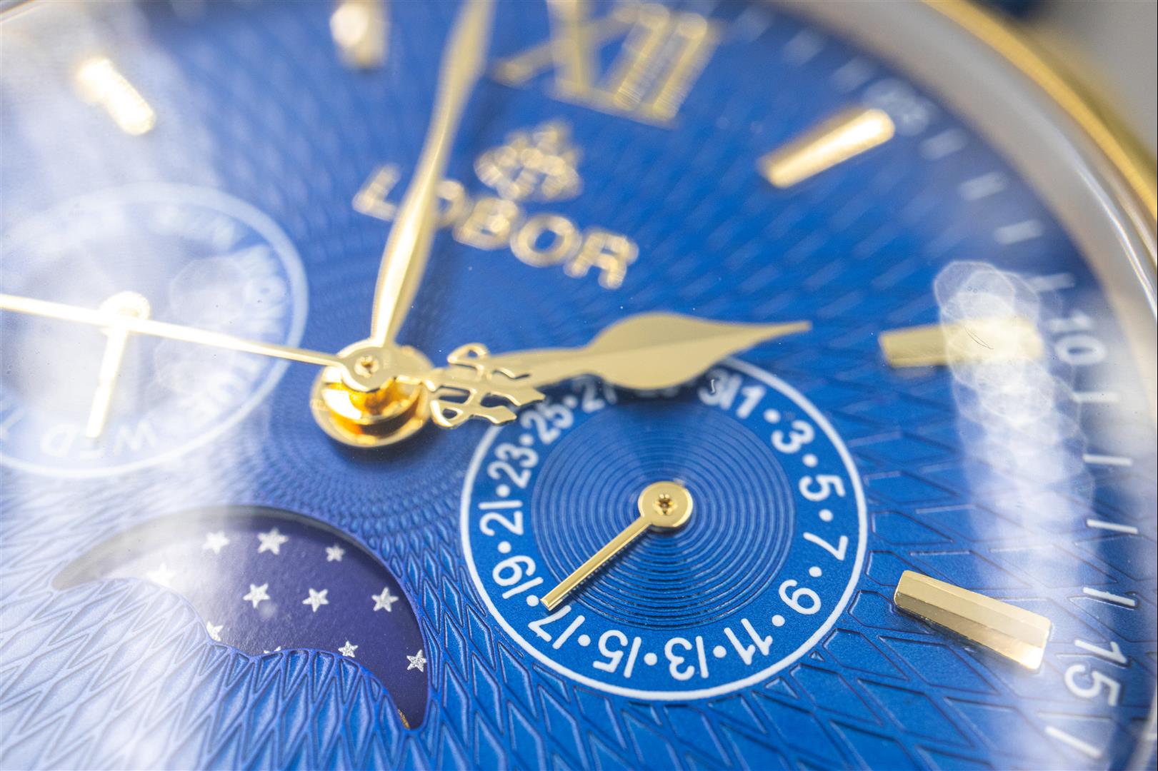 LOBOR 腕表 - 當你更在意時間的價值，配戴的不只是腕錶，而是一種自律態度