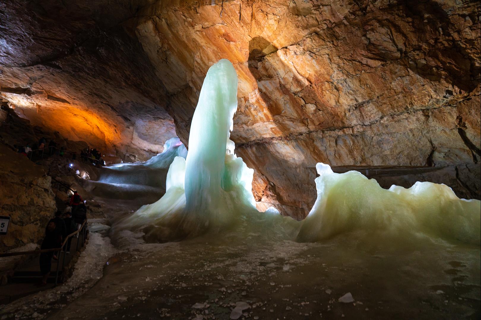 [奧地利/哈斯塔特] 達克斯坦冰洞 EISHOHLE - 熊洞穴、冰柱光雕秀、音樂懸索橋