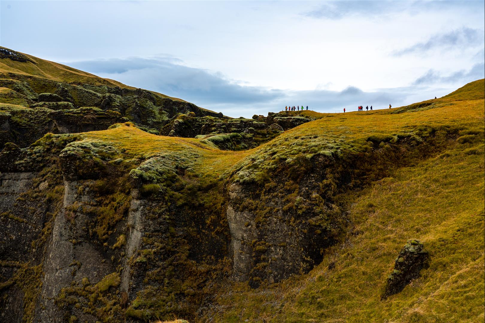 [冰島/南岸] 羽毛峽谷 Fjaðrárgljúfur ，冰島上精緻峽谷地形風景，近維克鎮，冰河湖旁