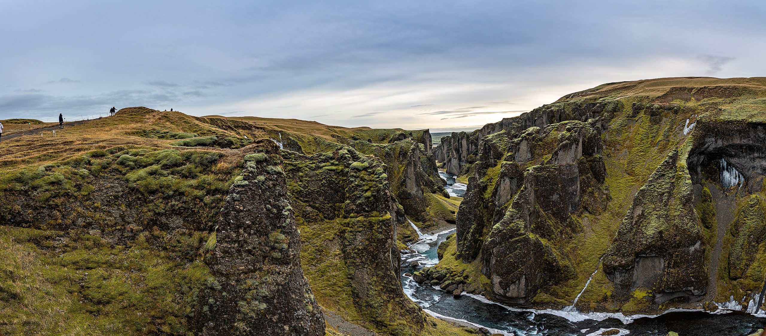 [冰島/南岸] 羽毛峽谷 Fjaðrárgljúfur ，冰島上精緻峽谷地形風景，近維克鎮，冰河湖旁