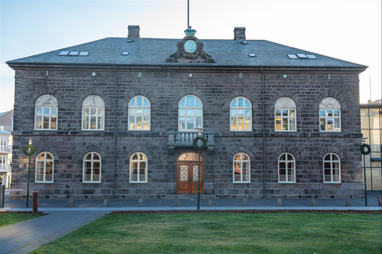[冰島/西南] 雷克雅維克景點 - 哈帕音樂廳、哈姆格林大教堂 、珍珠樓 、太陽者航海號、國會樓、市政廳 、羊肉熱狗