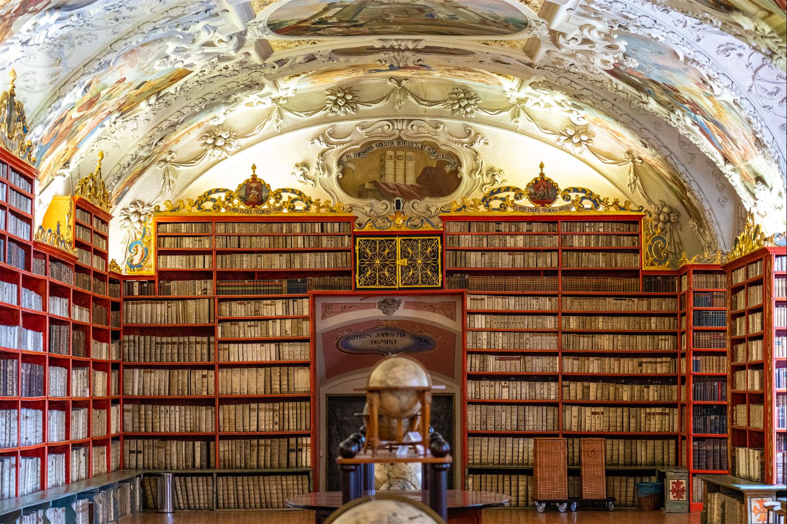 [捷克/布拉格] 斯特拉霍夫修道院圖書館 ，收藏數百年「斯特拉霍夫福音書」手抄本