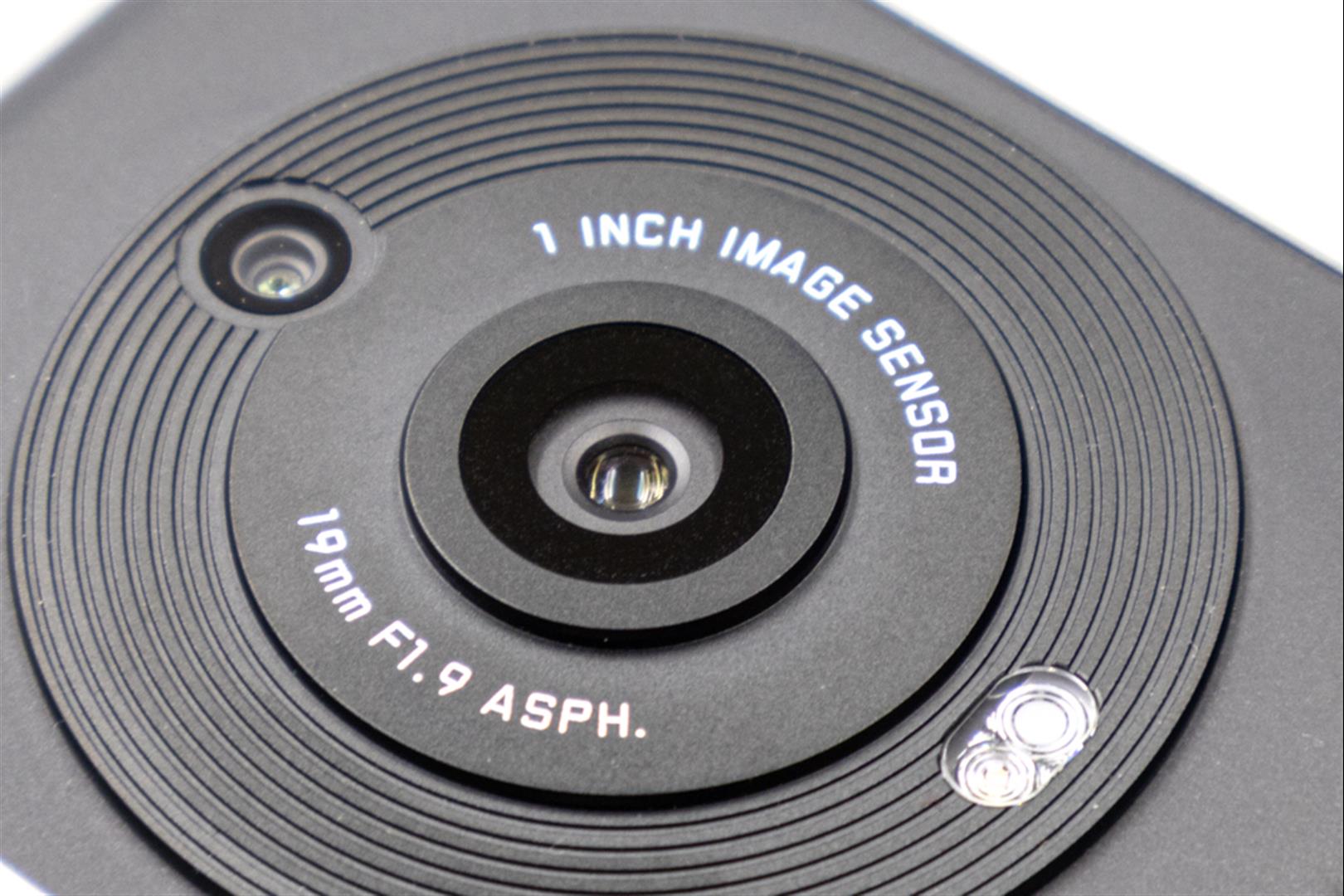 SHARP AQUOS R8s pro，一英吋感光元件，旗艦規格，既是手機也是相機