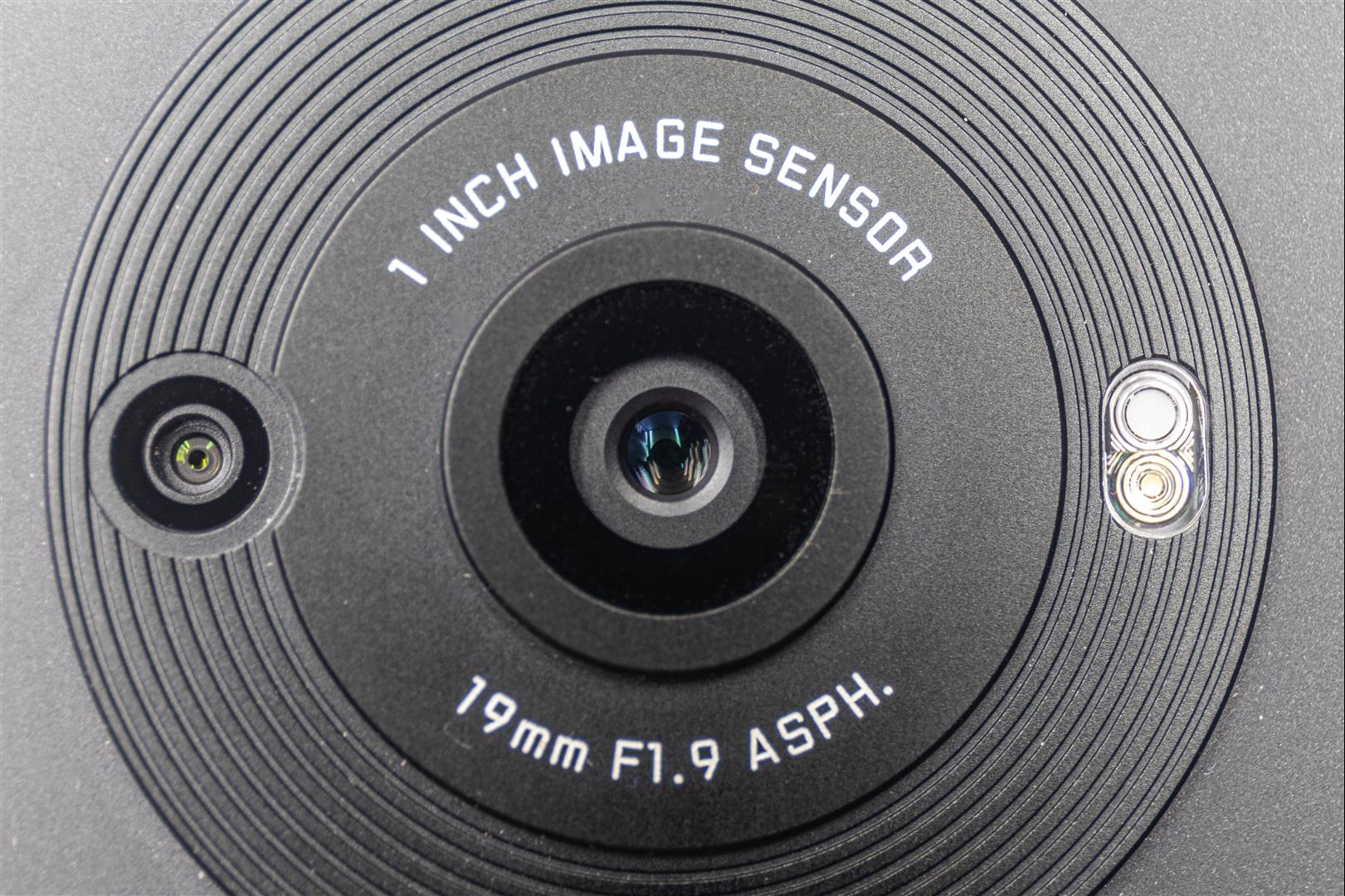 SHARP AQUOS R8s pro，一英吋感光元件，旗艦規格，既是手機也是相機