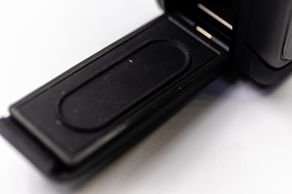 [比攝影129] Insta360 Ace Pro 評測開箱，翻轉瑩幕、更漂亮的夜景與防震