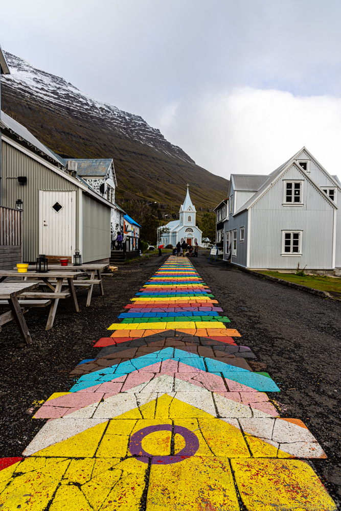 [2023 冰島環島 16 日] Day07 冒險王小鎮 Seydisfjordur、Klifbrekku Waterfall 多層瀑布、東峽灣景色