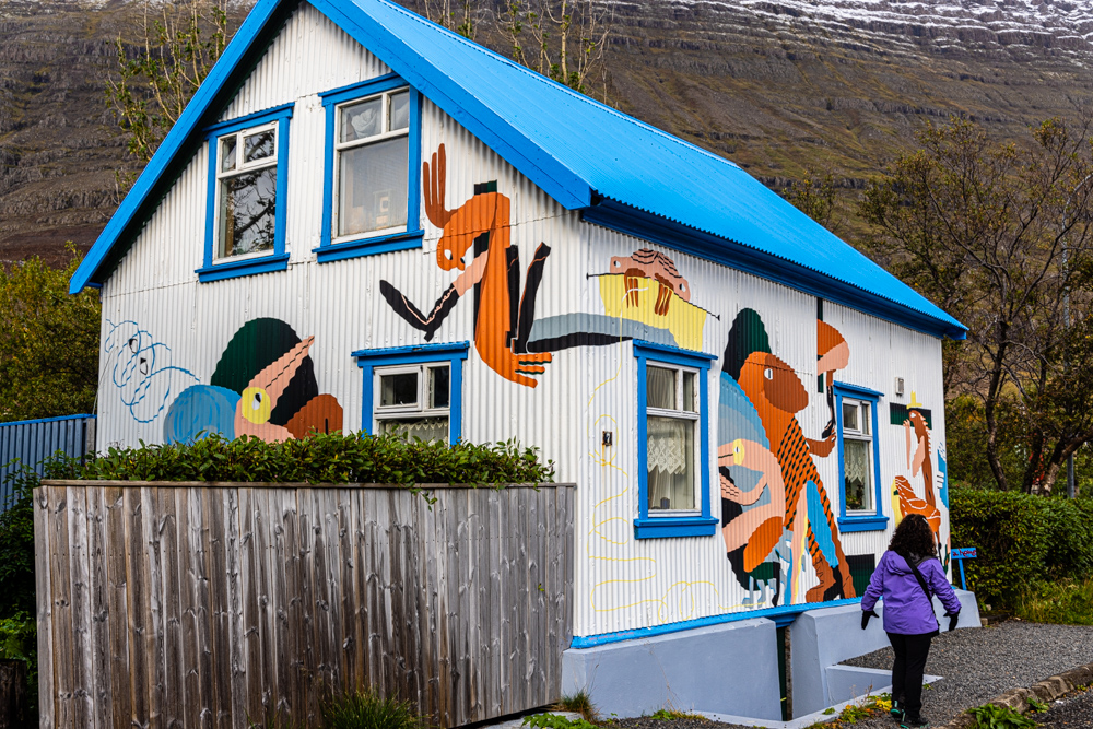 [2023 冰島環島 16 日] Day07 冒險王小鎮 Seydisfjordur、Klifbrekku Waterfall 多層瀑布、東峽灣景色