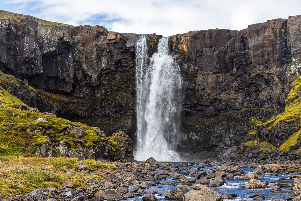 [2023 冰島環島 16 日] Day07 冒險王小鎮 Seydisfjordur、Klifbrekku Waterfall 多層瀑布、東峽灣景色
