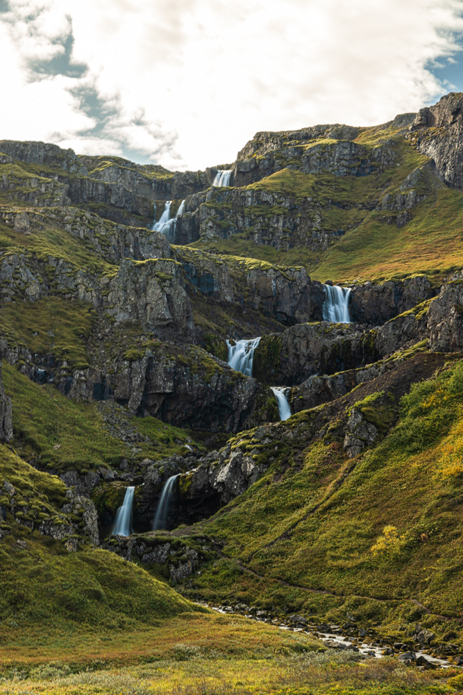 [2023 冰島環島 16 日] Day07 冒險王小鎮 Seydisfjordur、Klifbrekku Waterfall 多層瀑布、東峽灣景色