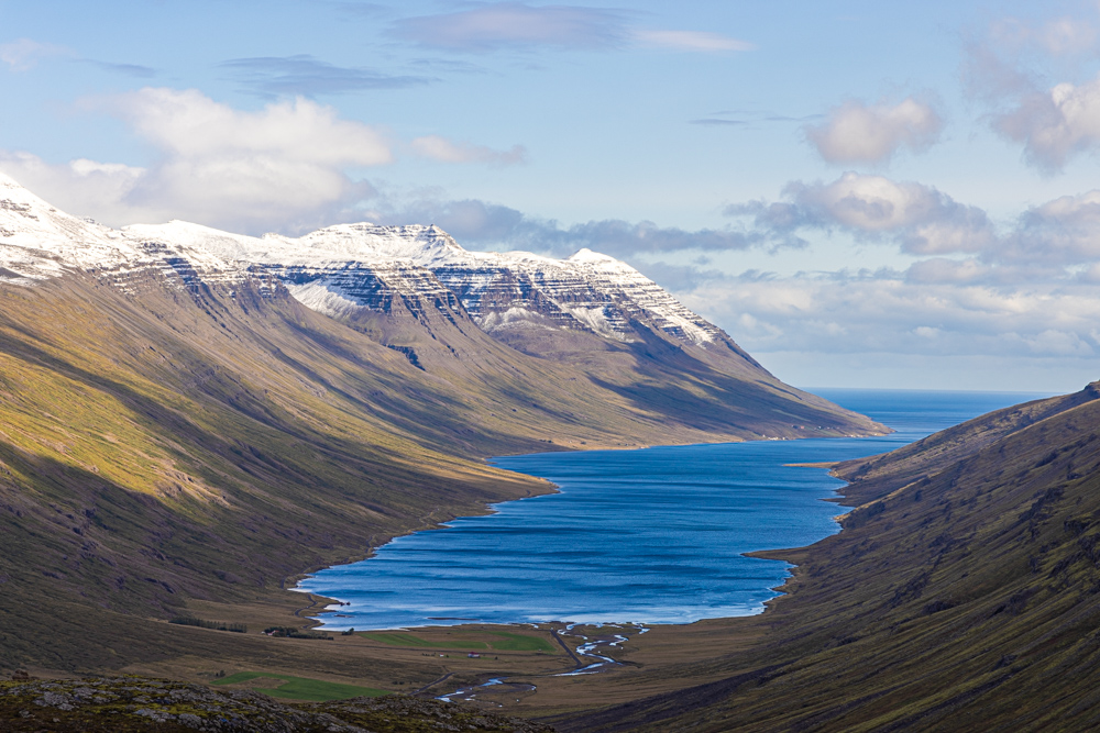 [2023 冰島環島 16 日] Day07 冒險王小鎮 Seydisfjordur、Klifbrekku Waterfall 多層瀑布、東峽灣景色