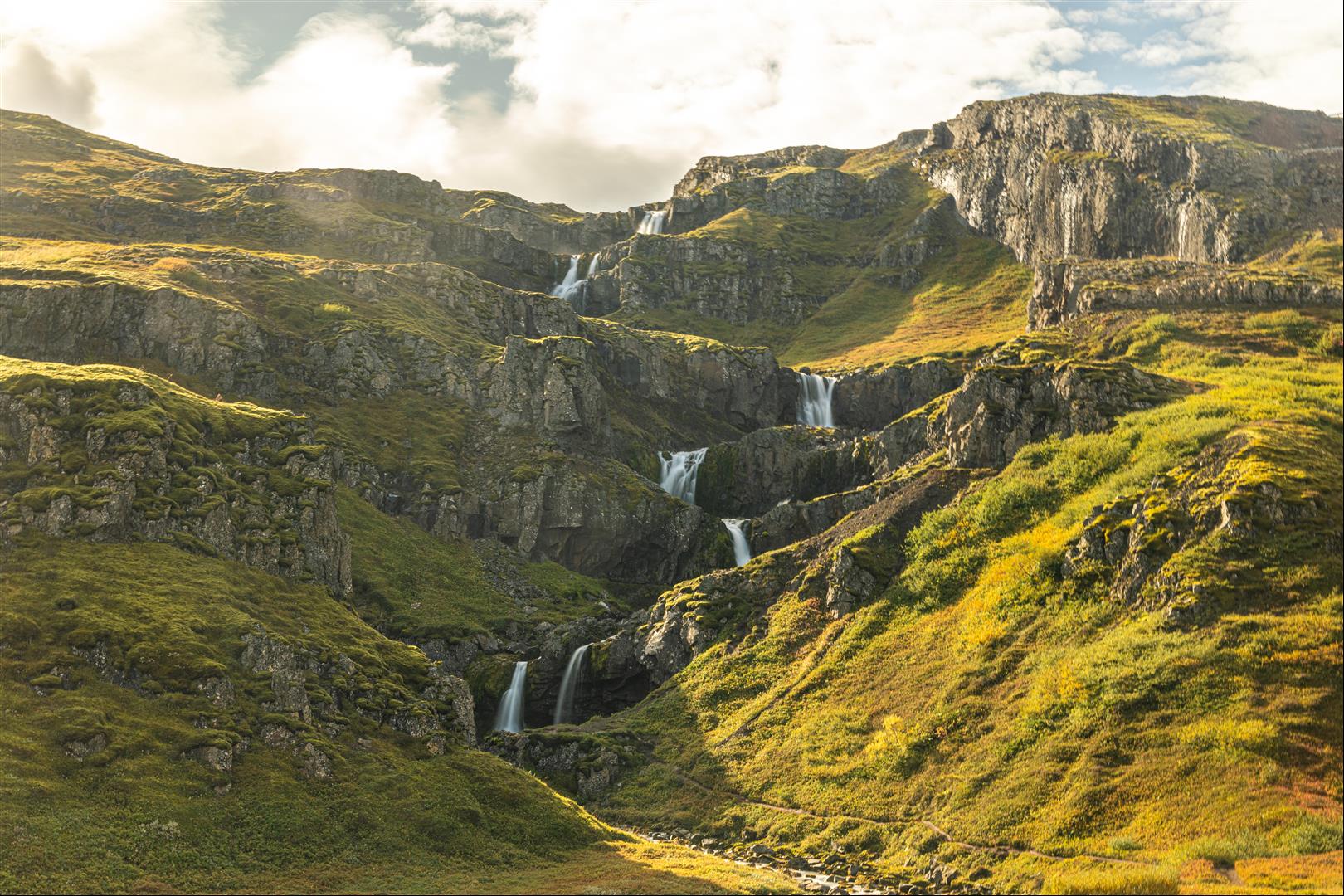 [冰島景點] 冰島東南岸景點 - 多層瀑布 Klifbrekku Waterfall