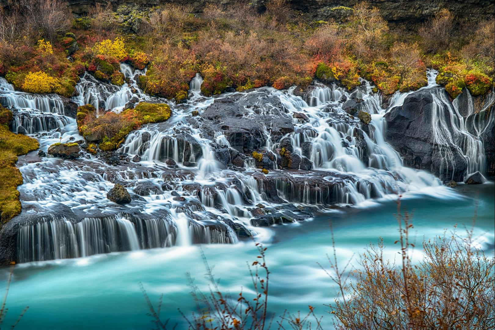 [冰島景點] 冰島北岸景點 - 溶岩瀑布 Hraunfossar Waterfall
