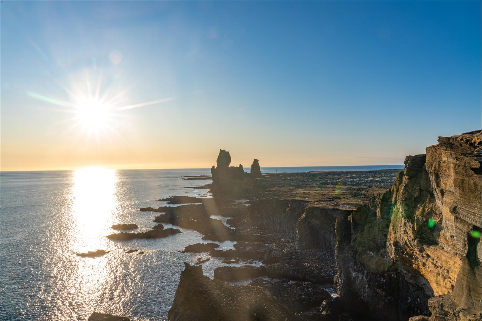 [冰島景點] 朗德拉格岩石 Londrangar，如同怪物上岸奇特景像