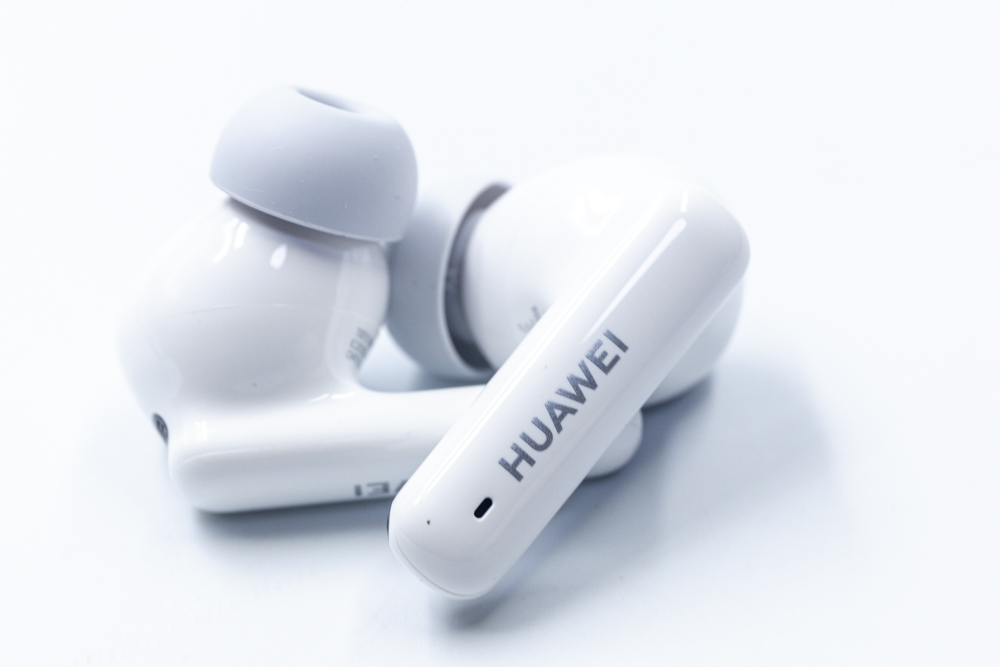 [3C 開箱] 華為 FreeBuds 6i 以靜制噪，潮酷全能，CP 值表現亮眼藍牙耳機